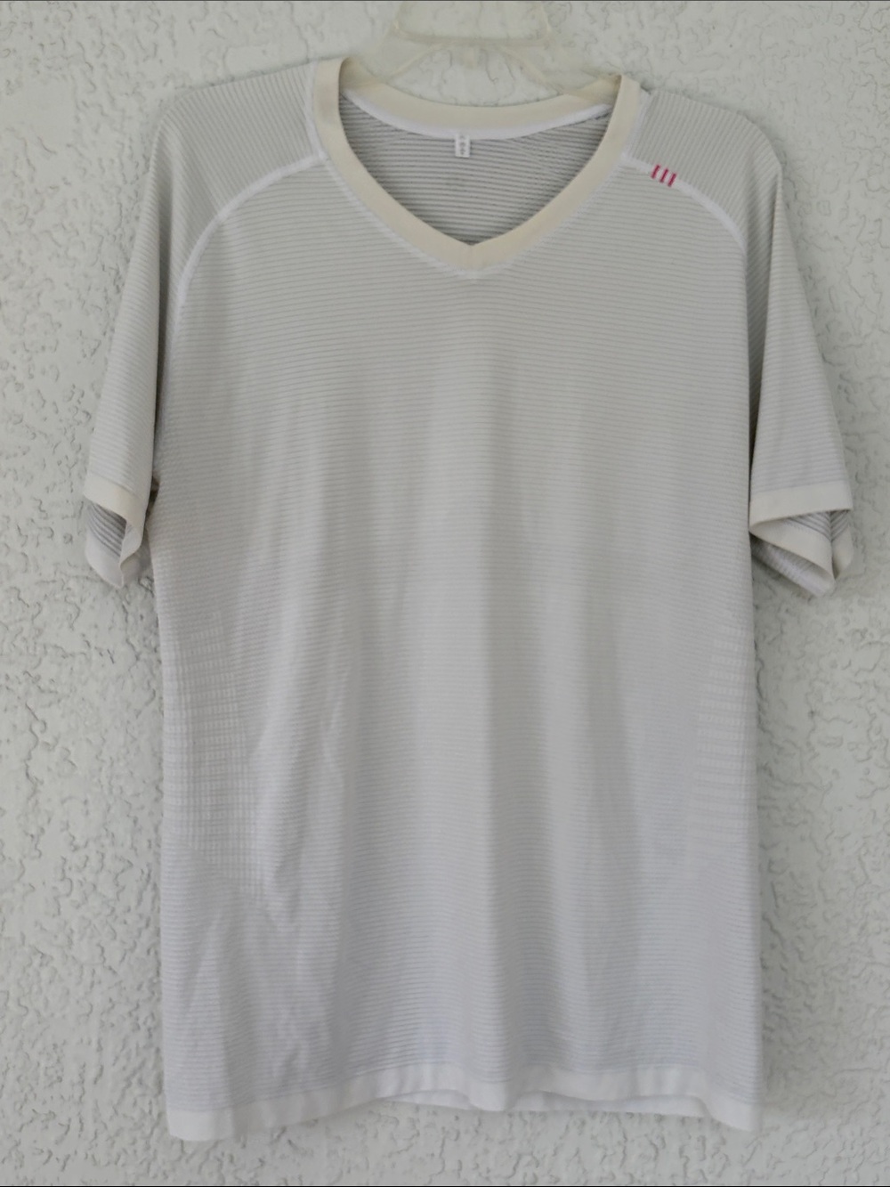 LULULEMON  athletica light Cream Textured V-Neck Short Sleeve  tshirt size L